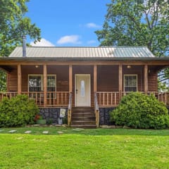 Heavenly Hideaway- Hot Tub, Firepit, Covered Patio, WiFi