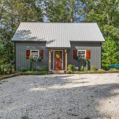 Hemlocks Over Muir-WiFi, Firepit, Hot Tub, located in Muir Valley