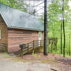 Hidden Chalet- Hot Tub, WiFi, Pac Man Arcade, Firepit