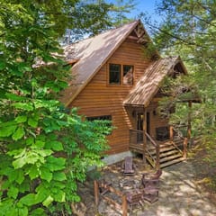 Sky Pointe- Luxury, Hot Tub, Firepit, WiFi, 10 mins from Natural Bridge
