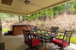 Carrie's Cottage- Hot Tub, Firepit, Covered Deck, 11 mins to Natural Bridge - Image 2