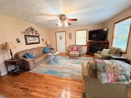 Carrie's Cottage- Hot Tub, Firepit, Covered Deck, 11 mins to Natural Bridge - Image 4