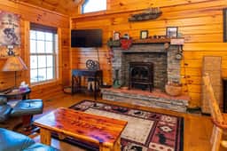 Climber's Haven- Hot Tub, Firepit, Sunroom, 5 mins to Natural Bridge - Image 4