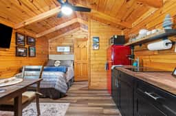Dreamcatcher- Firepit, WiFi, Private Hiking, 4 mins to Natural Bridge - Image 2