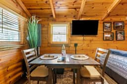 Dreamcatcher- Firepit, WiFi, Private Hiking, 4 mins to Natural Bridge - Image 4