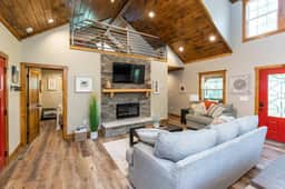 Dreamscape- Hot Tub, Firepit, Private Hiking, 4 mins to Natural Bridge - Image 3