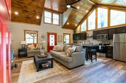 Dreamscape- Hot Tub, Firepit, Private Hiking, 4 mins to Natural Bridge - Image 4