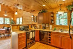 ManeStay - Hot Tub, Pet Friendly, Firepit, 10 mins from Natural Bridge - Image 5
