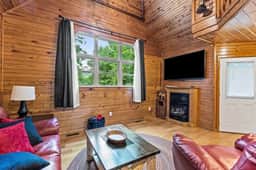 Snuggle Inn- Pet Friendly, Hot Tub, Private Hiking, WiFi - Image 4