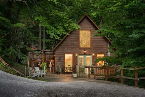 Romantic Hideaway | Pet-Friendly w/ Hot Tub, King Loft + Firepit - Image 1