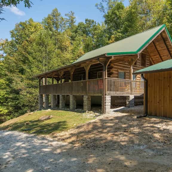 Big Boulder - Hot Tub, Arcade, WiFi, Firepit, Hiking, 4 min to Natural Bridge - Image 1