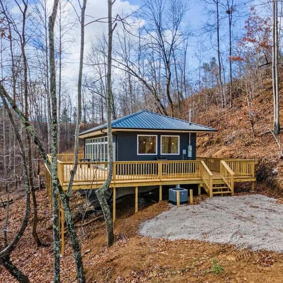 Primrose- Hot Tub, Firepit, Wraparound Deck - Image 1