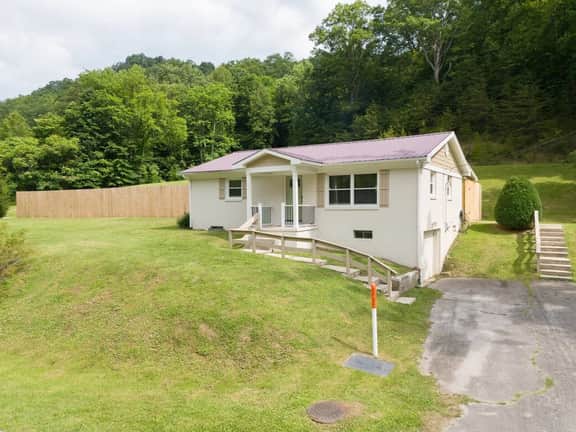 50 Shades of Slade | Pet Friendly w/ Hot Tub, Firepit + Prime Slade Location - Image 4
