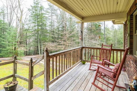 Carrie's Cottage- Hot Tub, Firepit, Covered Deck, 11 mins to Natural Bridge - Image 3