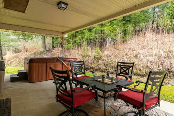 Carrie's Cottage- Hot Tub, Firepit, Covered Deck, 11 mins to Natural Bridge - Image 2
