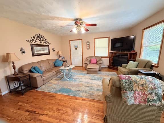 Carrie's Cottage- Hot Tub, Firepit, Covered Deck, 11 mins to Natural Bridge - Image 4