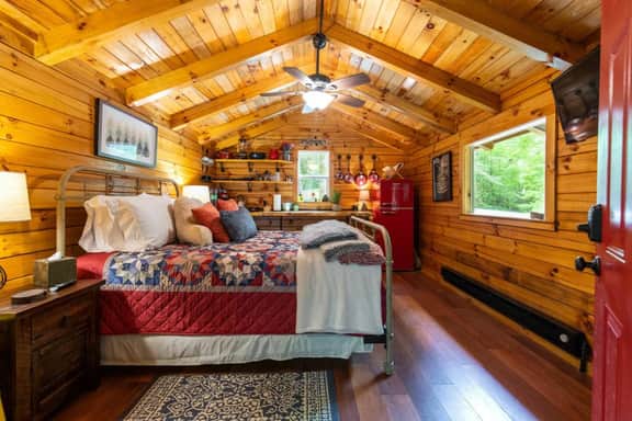 Cozy Creek- Firepit, Hiking, Creekside, 4 mins to Natural Bridge - Image 2