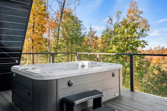 Evergreen Escape- WiFi, Hot Tub, Firepit, Grill, Dry Sauna and Cold Plunge - Image 2