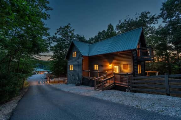 Fels Haus | Cliffview Resort Cabin with Hot Tub, King Bed + Easy Access - Image 2