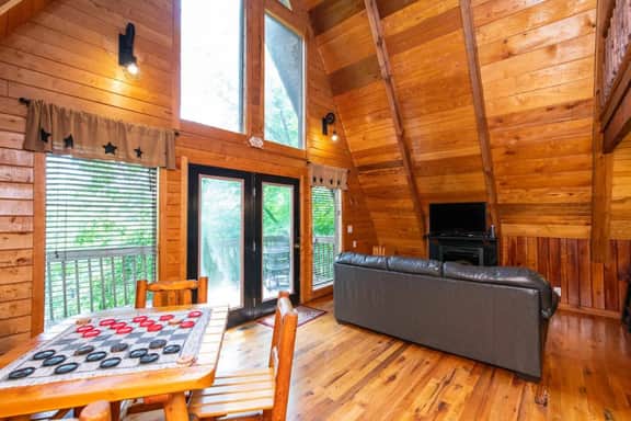 Haven at the Red- Hot Tub, Firepit, 5 mins from Natural Bridge - Image 4