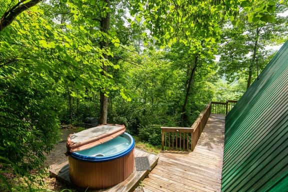 Haven at the Red- Hot Tub, Firepit, 5 mins from Natural Bridge - Image 2