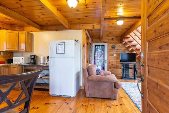 Hillside Loft Cabin- Hot Tub, WiFi, 20 mins from Natural Bridge - Image 4