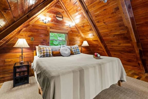 Romantic Hideaway- Pet Friendly, Hot Tub, Firepit, Games - Image 5