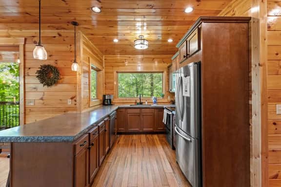 Sky Pointe- Luxury, Hot Tub, Firepit, WiFi, 10 mins from Natural Bridge - Image 5