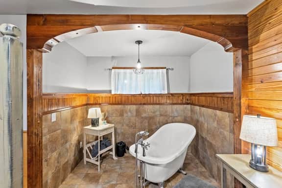 Snuggle Inn- Pet Friendly, Hot Tub, Private Hiking, WiFi - Image 5
