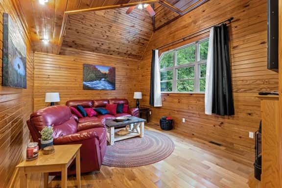 Snuggle Inn- Pet Friendly, Hot Tub, Private Hiking, WiFi - Image 3