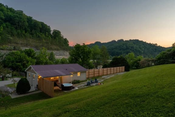 50 Shades of Slade | Pet Friendly w/ Hot Tub, Firepit + Prime Slade Location - Image 1