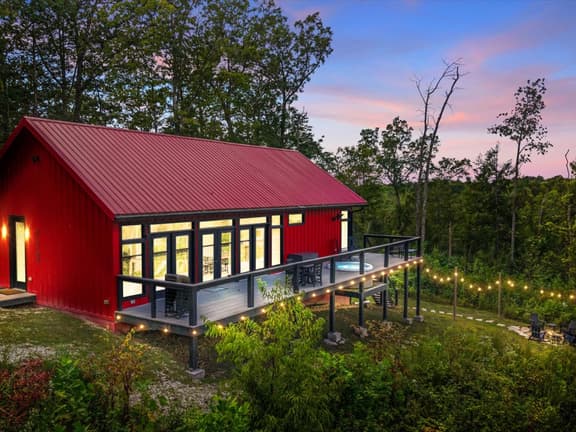 A Red River Barnhouse- Hot tub, Firepit, Gas Fireplace - Image 1
