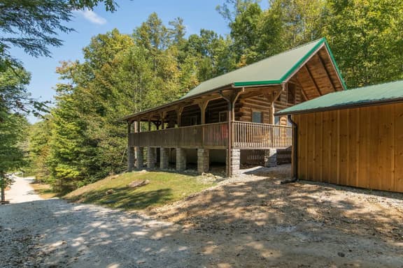 Big Boulder - Hot Tub, Arcade, WiFi, Firepit, Hiking, 4 min to Natural Bridge - Image 1