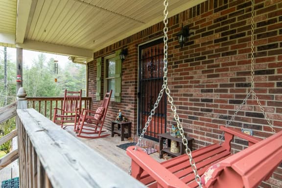 Carrie's Cottage- Hot Tub, Firepit, Covered Deck, 11 mins to Natural Bridge - Image 1