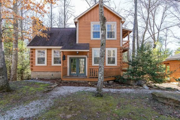 Climber's Haven- Hot Tub, Firepit, Sunroom, 5 mins to Natural Bridge - Image 1