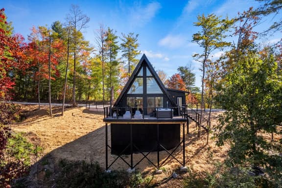 Evergreen Escape- WiFi, Hot Tub, Firepit, Grill, Dry Sauna and Cold Plunge - Image 1