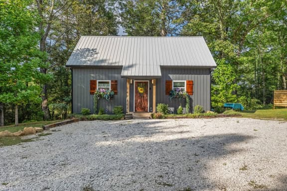 Hemlocks Over Muir-WiFi, Firepit, Hot Tub, located in Muir Valley - Image 1