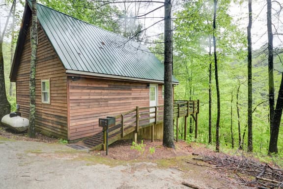Hidden Chalet- Hot Tub, WiFi, Pac Man Arcade, Firepit - Image 1
