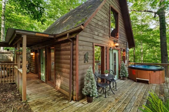 Romantic Hideaway- Pet Friendly, Hot Tub, Firepit, Games - Image 1