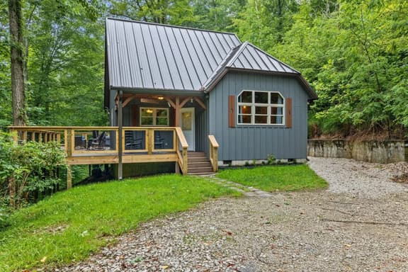 Snuggle Inn- Pet Friendly, Hot Tub, Private Hiking, WiFi - Image 1